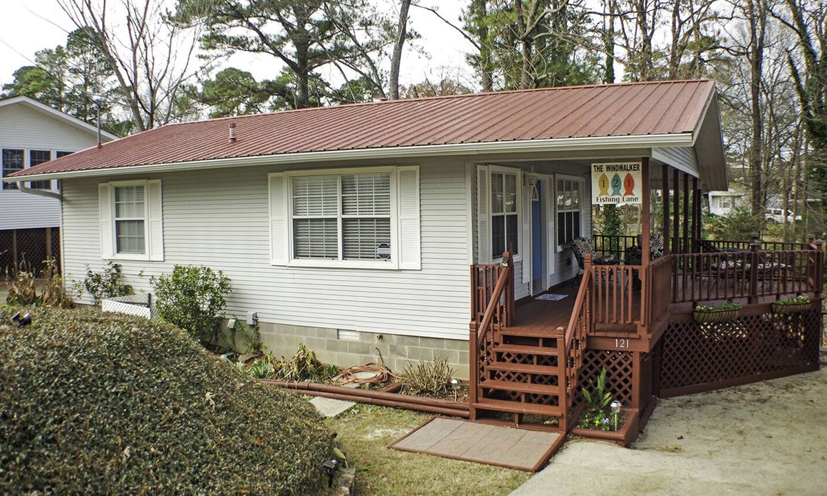 Rockwell Cottage | The WindWalker on Lake Hamilton - Kayak and Paddle Board Fun on the Lake!