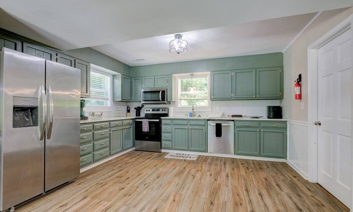 Newnan House | This house is a 3 bedroom(s), 3 bathrooms, located in Newnan, GA.