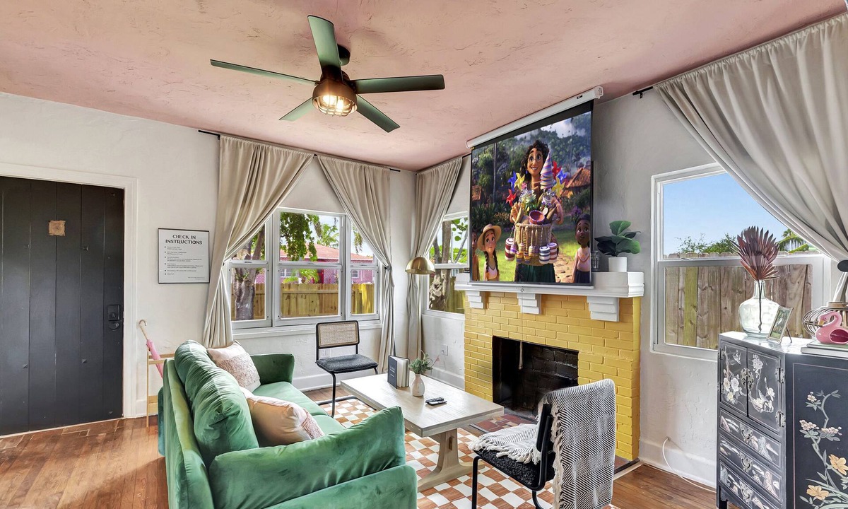 Parker Ridge House | This house is a 3 bedroom(s), 1 bathrooms, located in West Palm Beach, FL.