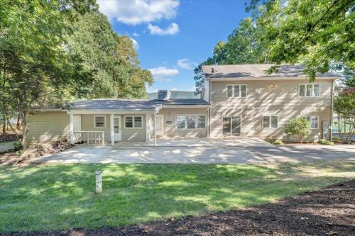 Penhook House | Thomwells Family Affair - Private Dock, Sleeps 18!
