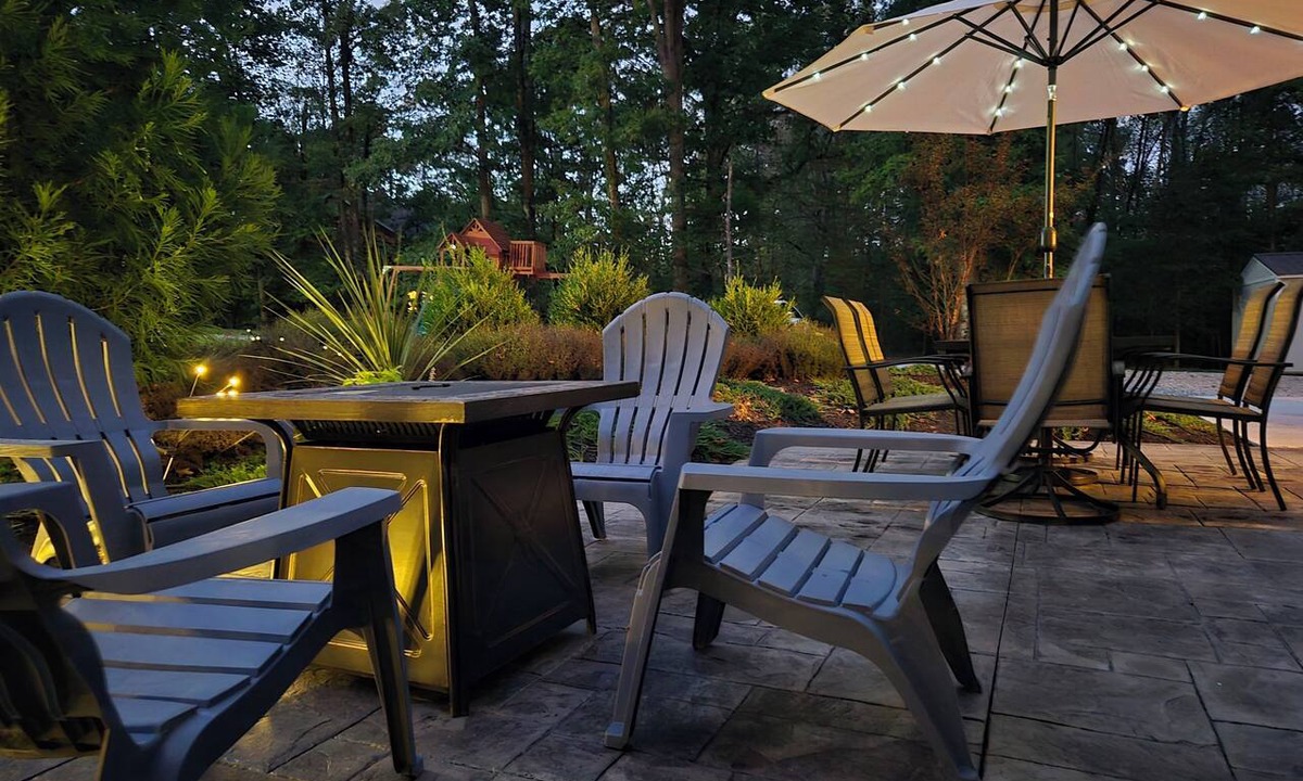 Forest House | Timber View Haven|Spacious Family Retreat| Firepit Playset Grill| 10 Min LU