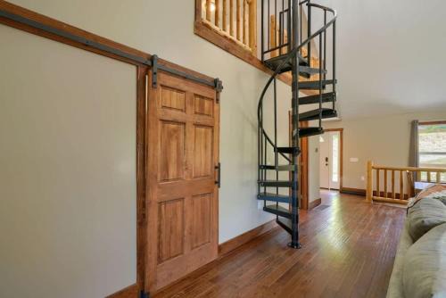 Hallsville House | Tranquil Heights Cabin In Hocking Hills- HOT TUB!