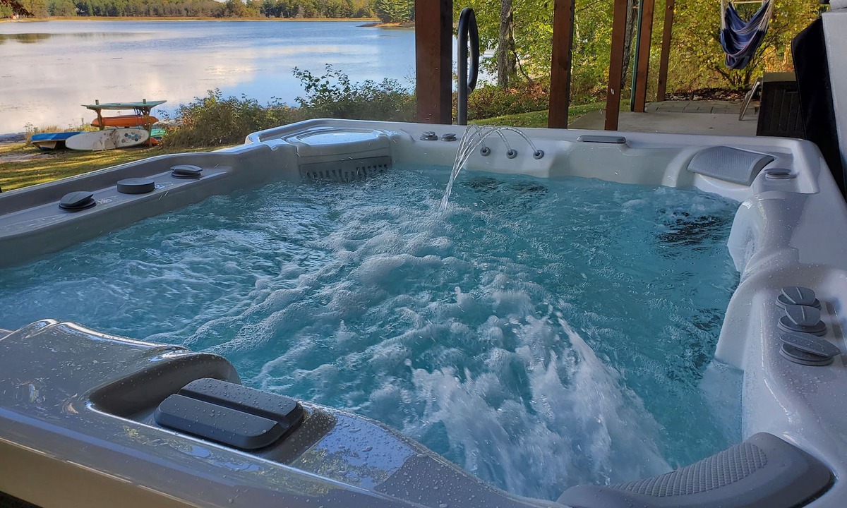 St. Helen House | Tranquil Lakefront Log Cabin with Breathtaking Views.