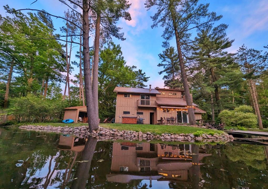 Wausau House | Tranquil Waterside Haven