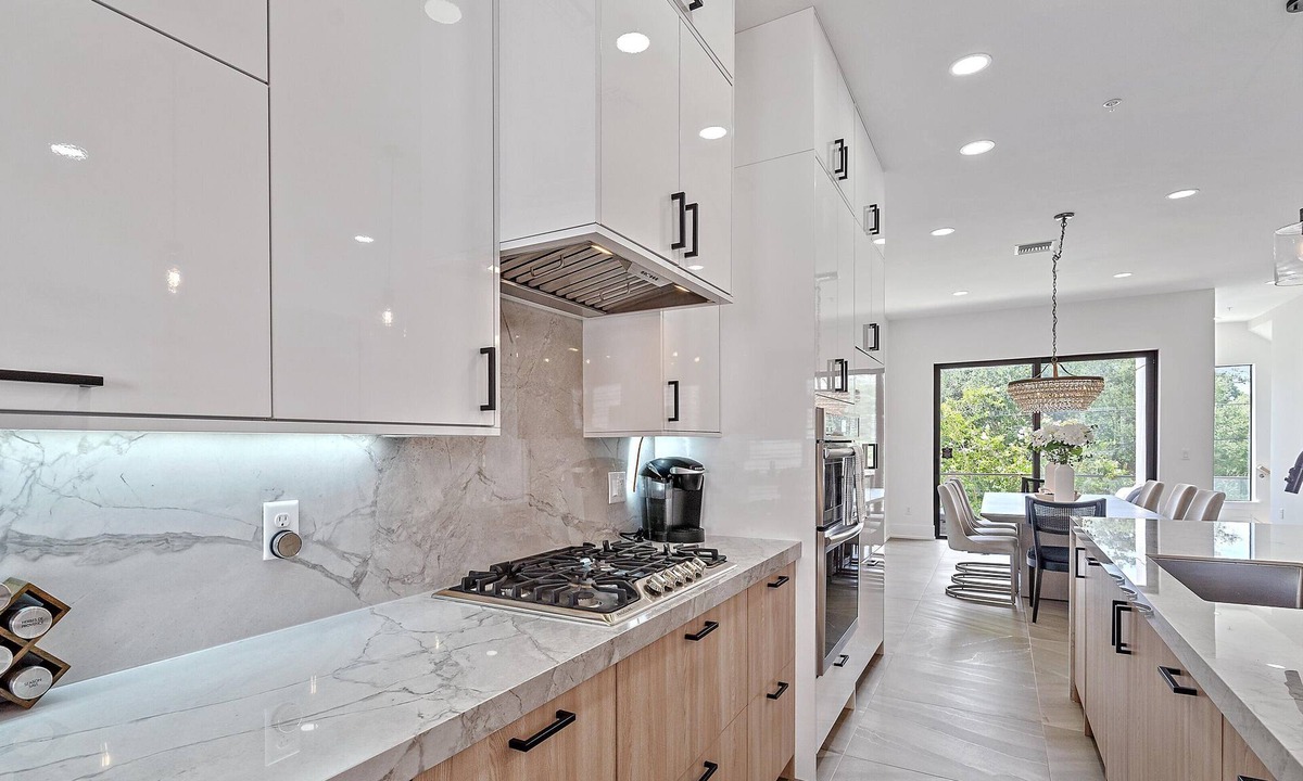 Downtown House | Trendy Luxury 4-Story Home w/Jacuzzi and Free Trolley to Beach and Downtown