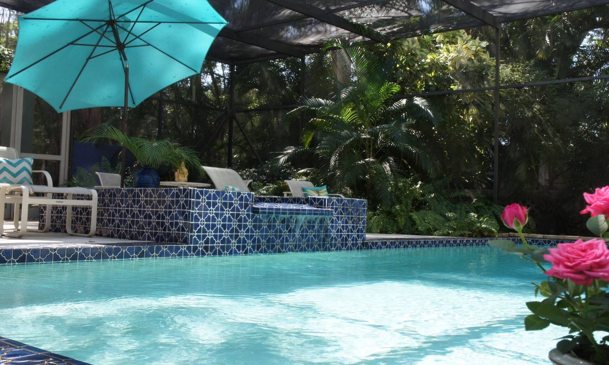 Cherokee Park Apartment | Tropical Beach/Town Studio Prime Mainland Location