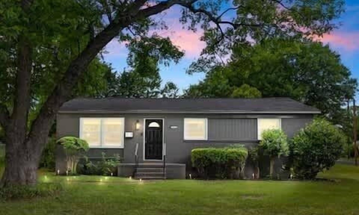 Charlotte House | Tropical Bungalow | Hot Tub · Patio · Full Kitchen