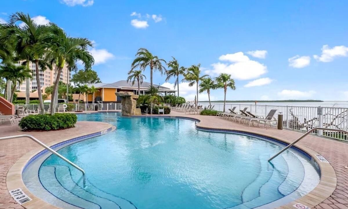 Fort Myers Beach Hotel | Tropical Gulf Escape with Outdoor Pool & Parking Near Lovers Key Beach | 2 Units
