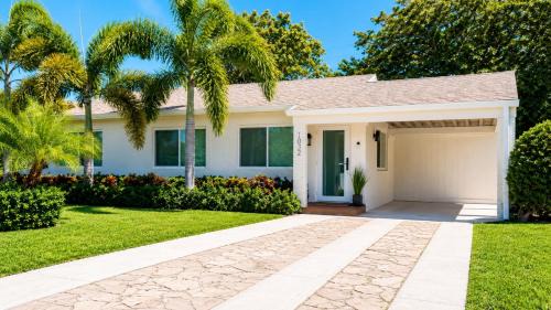 Country Club Park House | Tropical Oasis 3 Bedroom House with Hot Tub West Palm Beach