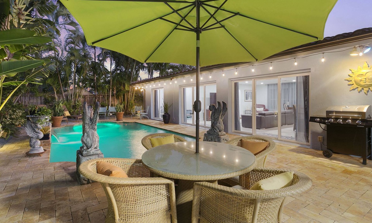 Fort Lauderdale House | TROPICAL - POOL & BEDROOMS HAVE PRIVATE BATHROOMS!