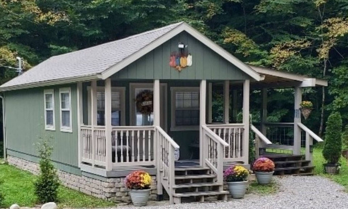 Leadsville Cabin | Tunnel Mountain Getaways- Cozy Retreat with Scenic Views!