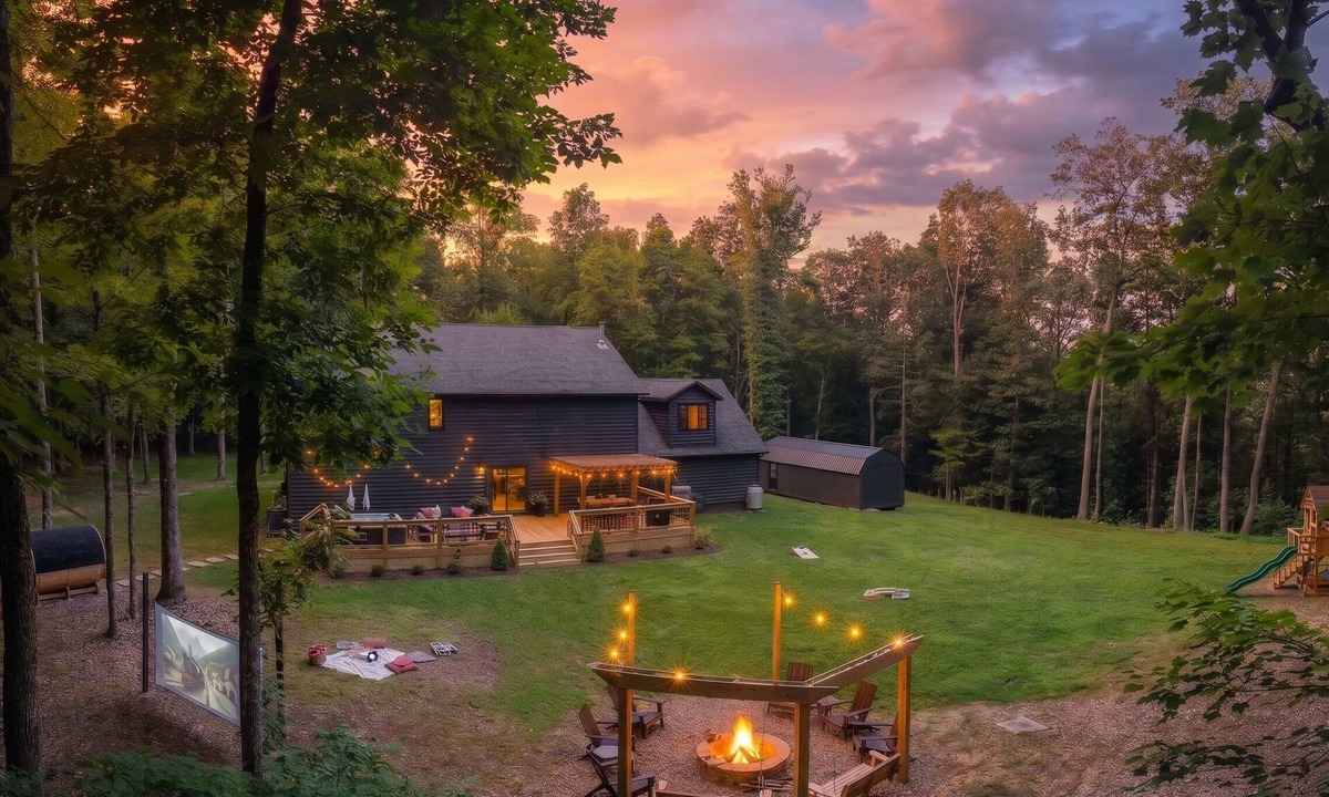 Mt Lookout Cabin | Twin Oaks Lodge: 4 Kings, Hot Tub, Sauna & EPIC Game Room
