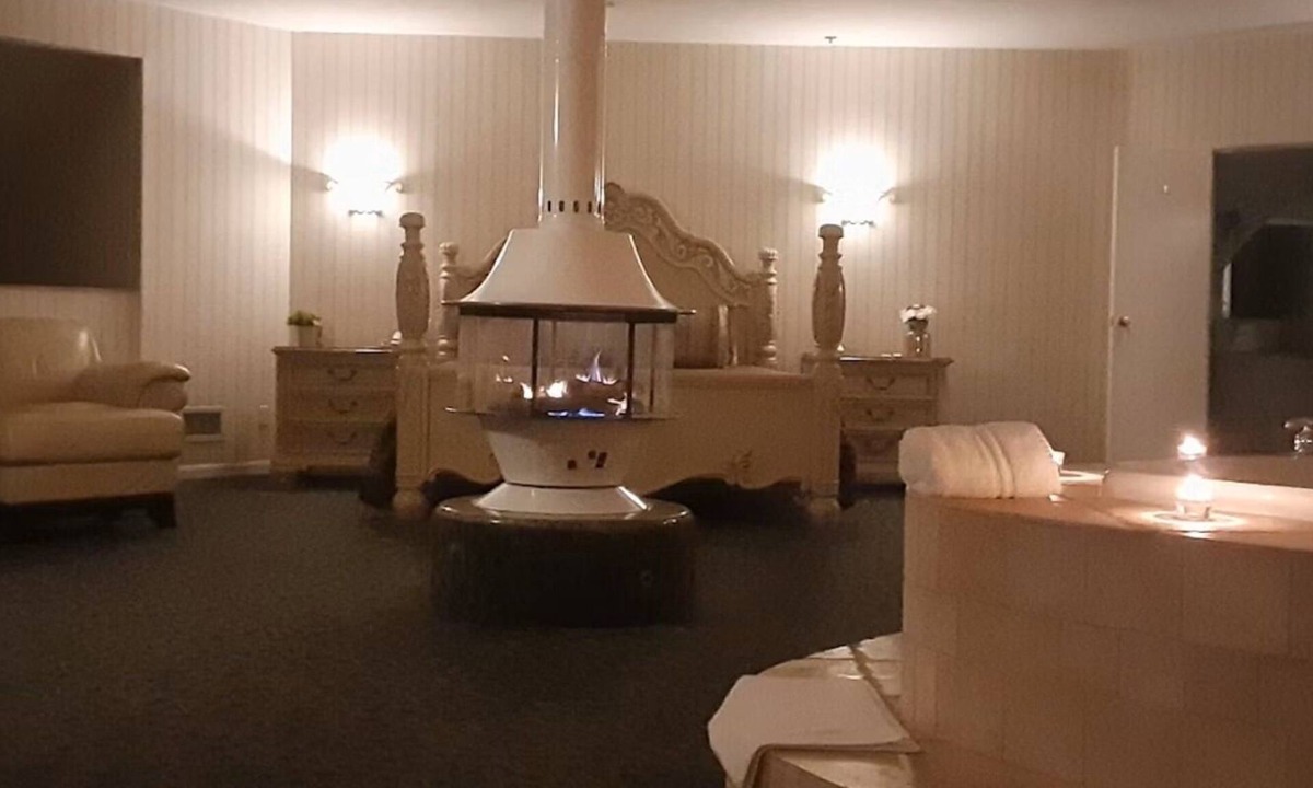 Houghton Lake Hotel | Two Floor Suite w/King Bed & Lake View | Free Parking | Free Breakfast
