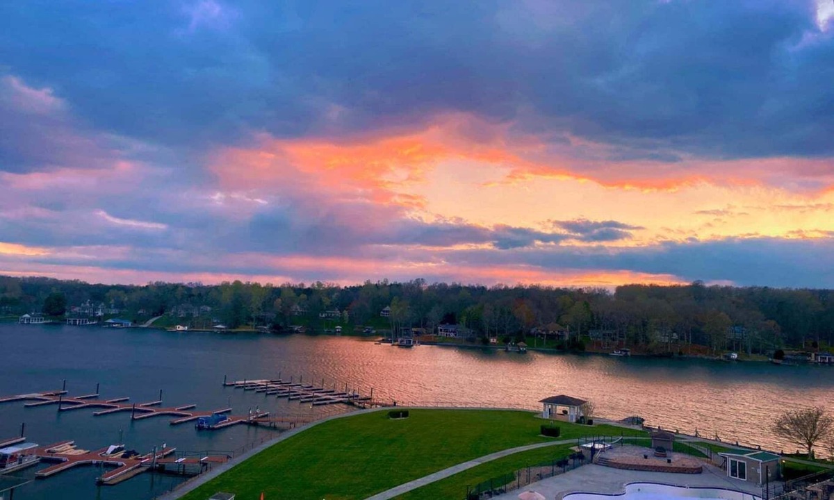 Huddleston Condo | Two-Level Penthouse with stunning views of Smith Mountain Lake. 3 bed. 3.5 bath