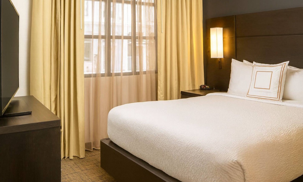 Arts/Warehouse District Hotel | Two Pet-friendly Suites w/Kitchen, Free Breakfast, Pool, Near Lafayette Square!