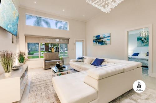 Ojus House | Uhost AI - Luxurious 5B Home w Pool & Lounge