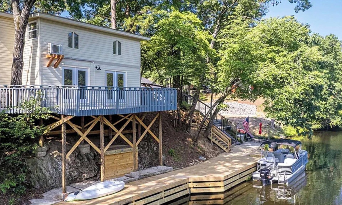 Mid America House | Ultimate Lake House - Dock, Games, Kayaks, Screened Patio - Sleeps 14