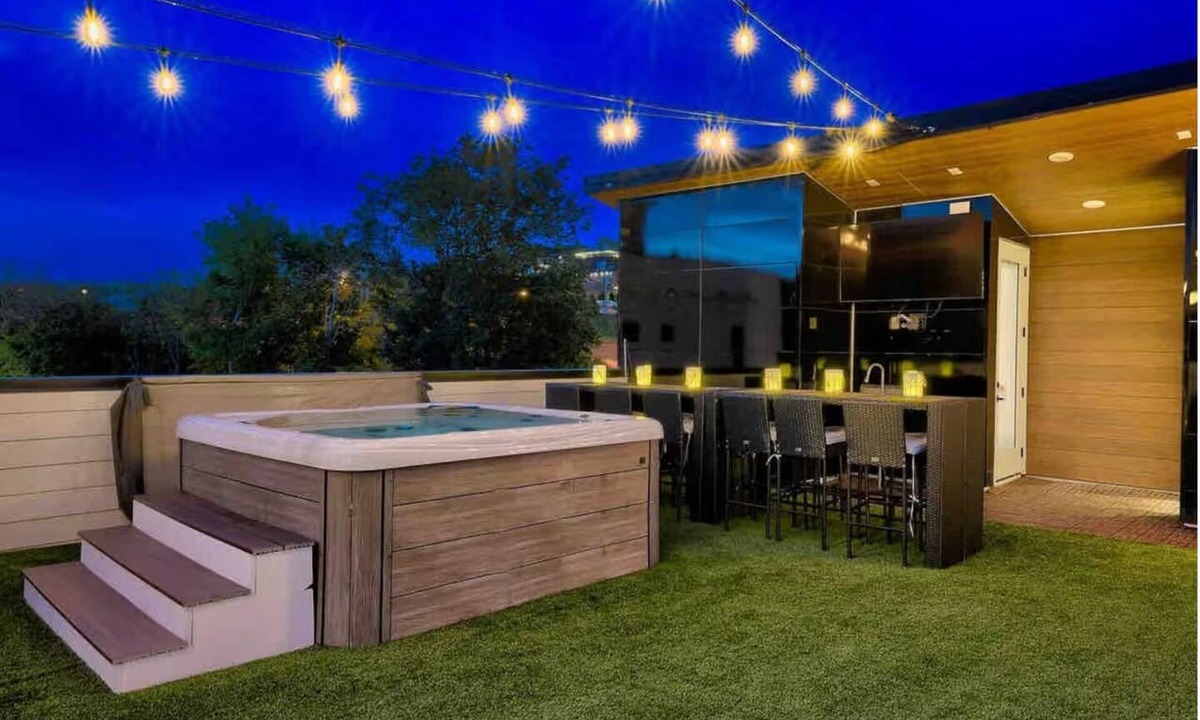 Talbot's Corner House | Ultra Luxe 16-Bed Mansion w/Game Room, Large Rooftop Hot Tub, 10 mins from DT!