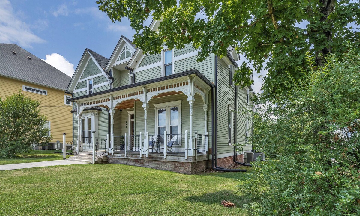 Clarksville Condo | Unit #1 117 Marion St