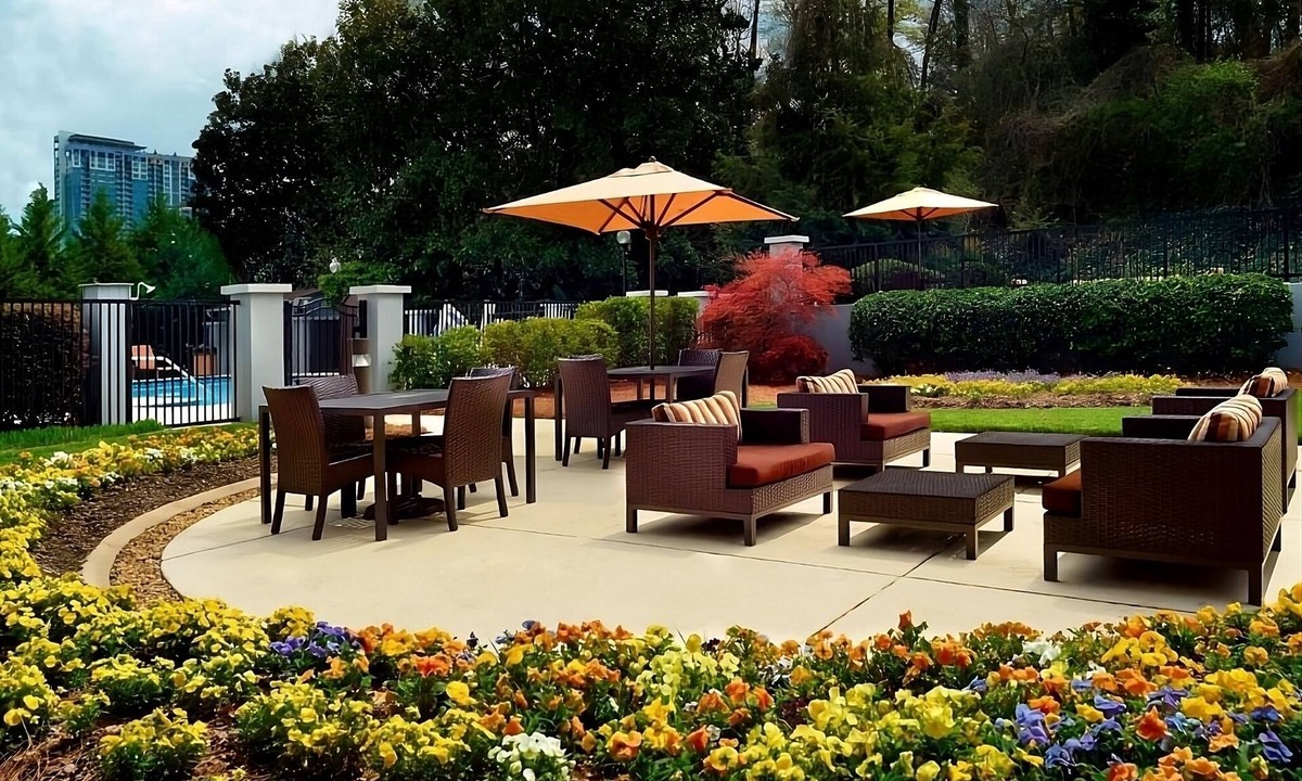 Home Park Hotel | Unwind and Stay at Atlanta Hotel! 2 Modern Units, Pets Allowed, Seasonal Pool!