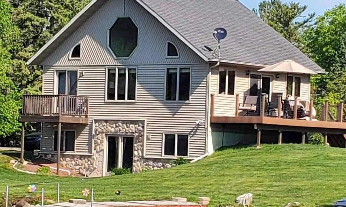 Loretto House | UP Lake Home with access to 3 lakes - fish, swim, relax! WIFI