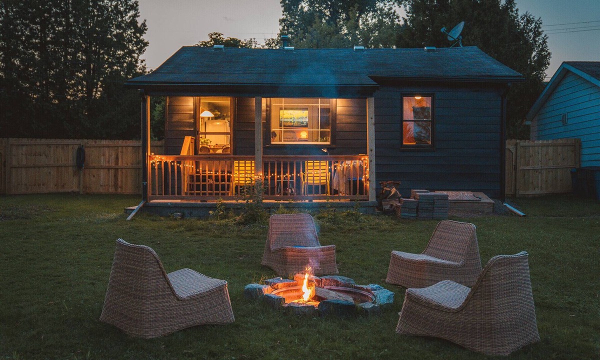 Clarkston Cabin | Up North feel in Clarkston, Lake cabin with kayaks
