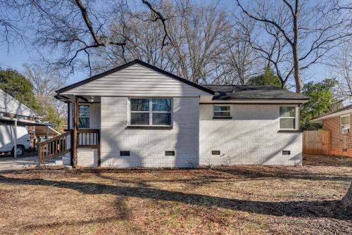 Enderly Park House | Updated Charlotte Home w/Yard ~ 3 Mi to Uptown!