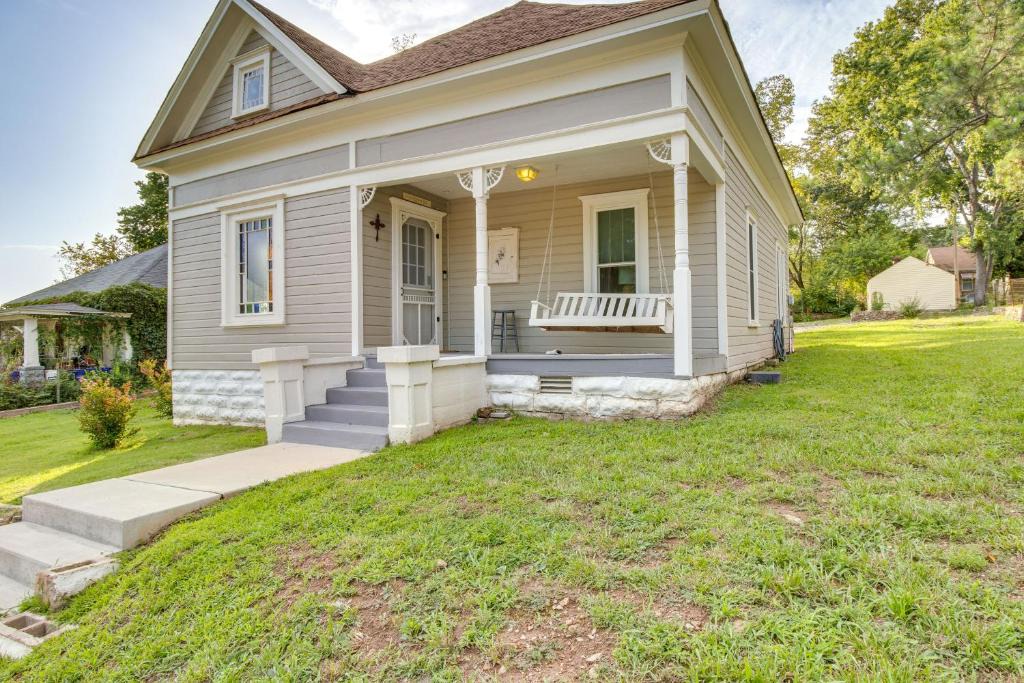 Cotter House | Updated Cotter Cottage: Walk to White River!