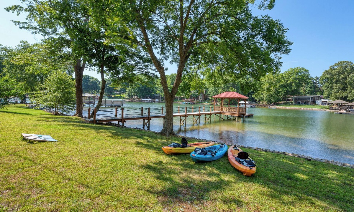 Terrell House | Updated & Beautiful Lakefront Cottage on Deep-Water Cove! "13 ft Deep Off Dock"