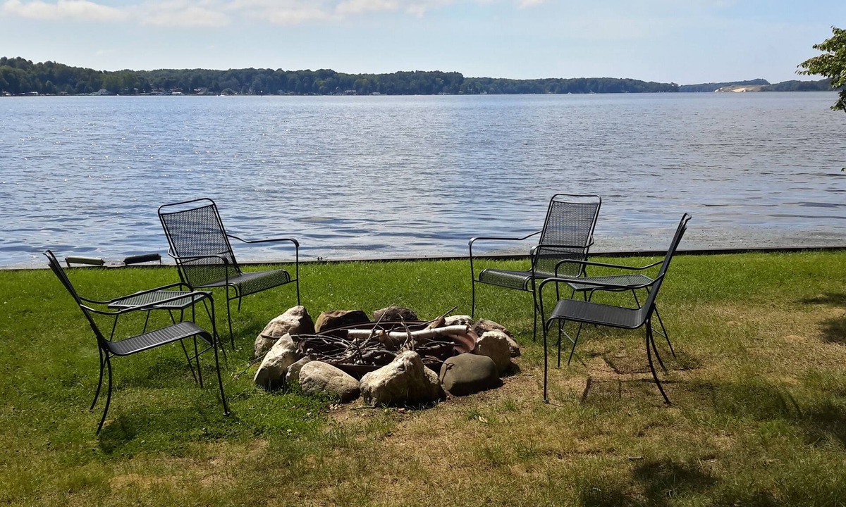 Free Soil Cottage | Upper Hamlin Lake Cottage 200 ft from waters edge