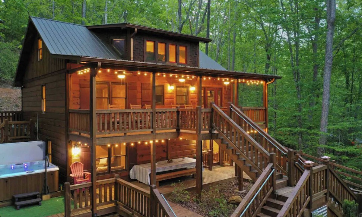 Morganton Cabin | Upscale Cabin! Hot Tub & Arcade!