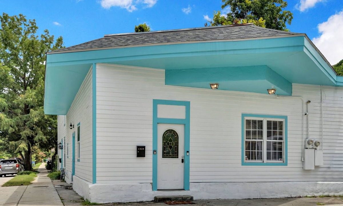 Central Carrollton Association House | Uptown Charming Cozy 3bd entire home, Streetcar Steps Away