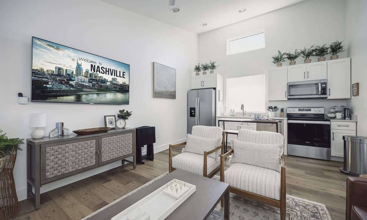 Katie Hill Neighborhood House | Urban-chic Nashville Retreat- Minutes to Broadway!