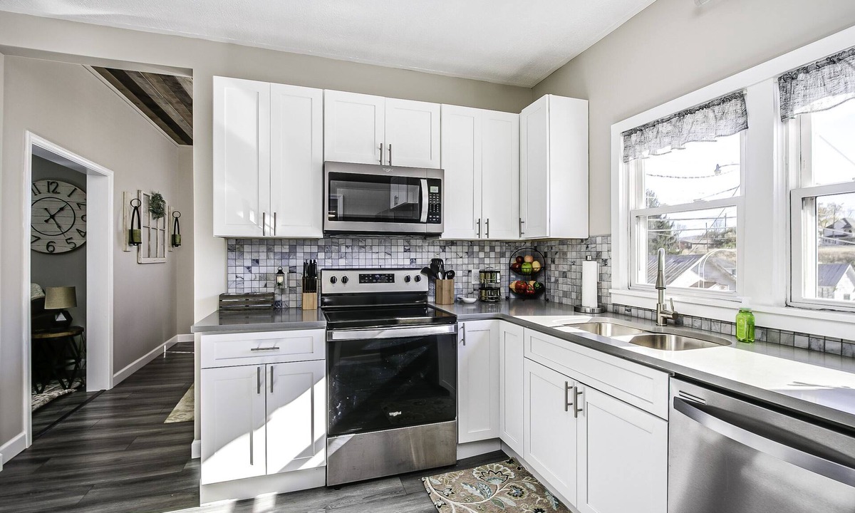 Bristol House | Urban Elegance: Discover Your Perfect Retreat in Vibrant Downtown Bristol!