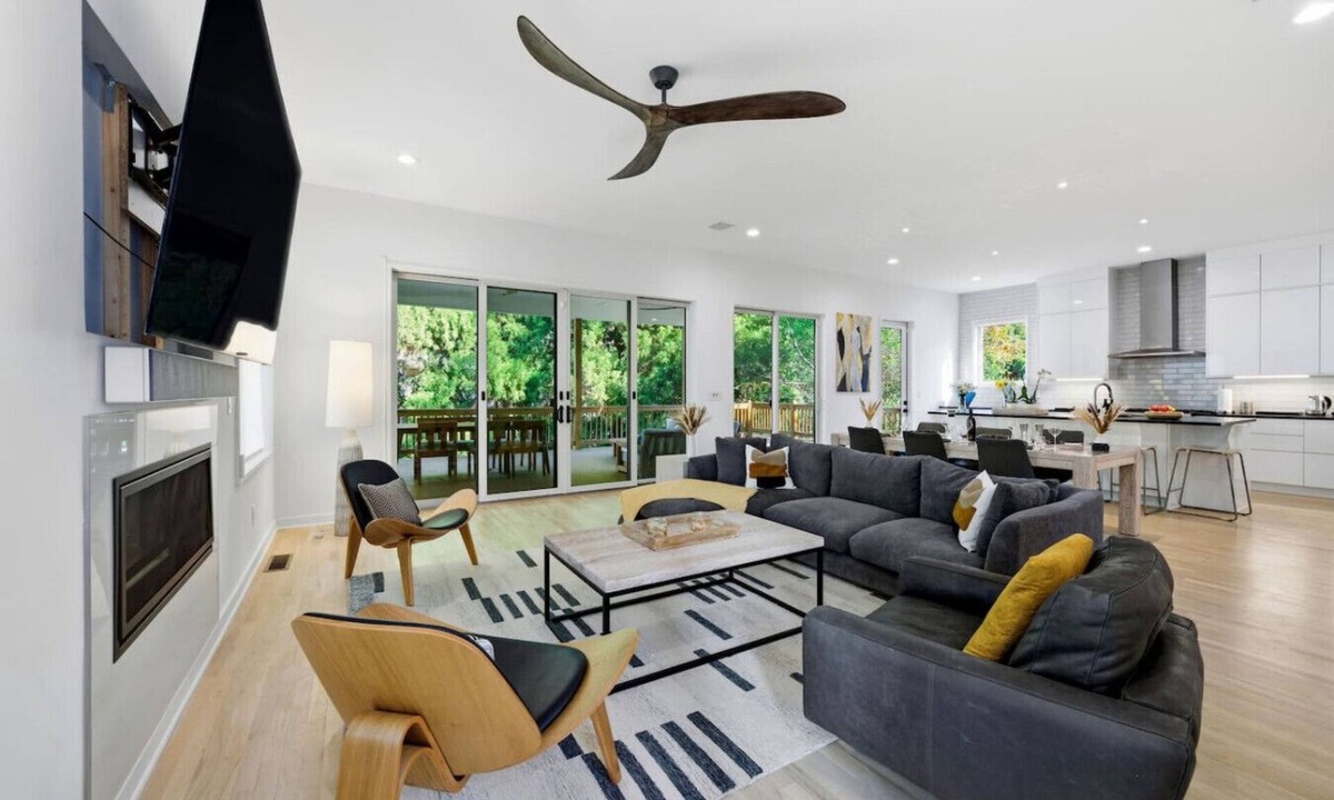 Old Fourth Ward House | Urban Oasis walk to restaurants park with jacuzzi and rooftop