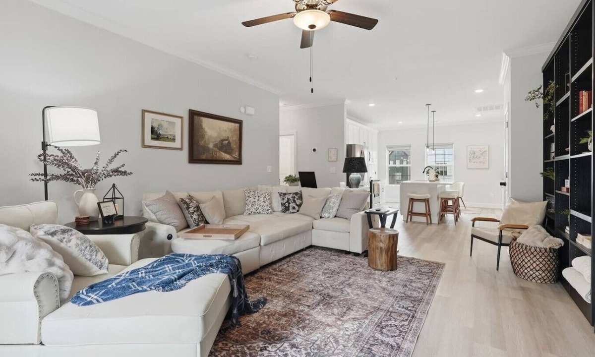 Downtown Chattanooga Villa | Urban Southern Getaway|Game Room & Golf Range Net