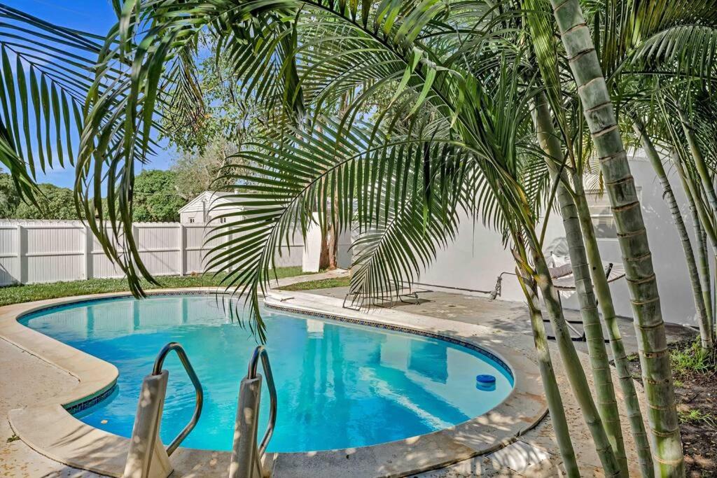 Driftwood House | Vacation pool home Tranquil