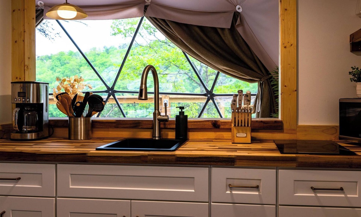 Pikeville Cabin | Valley View Glamping Dome - Cliffside Hot Tub - Tennessee Wilderness
