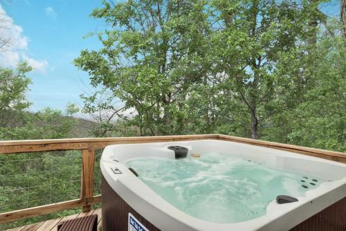 Sleepy Hollow Ski Chalet | Valley Views Hot Tub Deck Screened Porch & WiFi