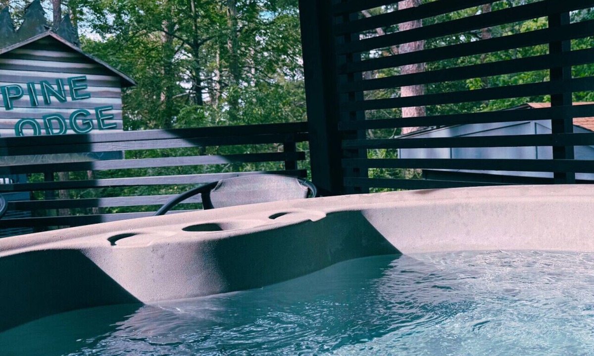 Eureka Springs Villa | Very Nice Retreat on 2 levels, Hot Tub, Outdoor Kitchen, Spacious