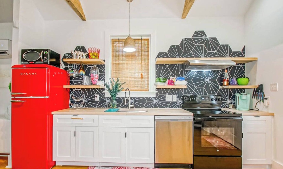 Florida Area Cottage | Vibrant Renovated Cottage - W/D, Off-Street Parking, Long Stays