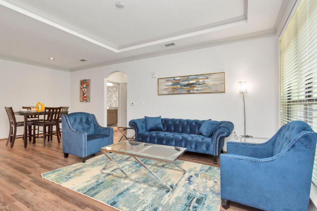 Conroe Apartment | Vibrant & Spacious Double King suite