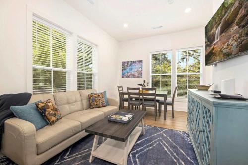 Fayetteville House | Victory Hill-Half Mi to Campus & Downtown