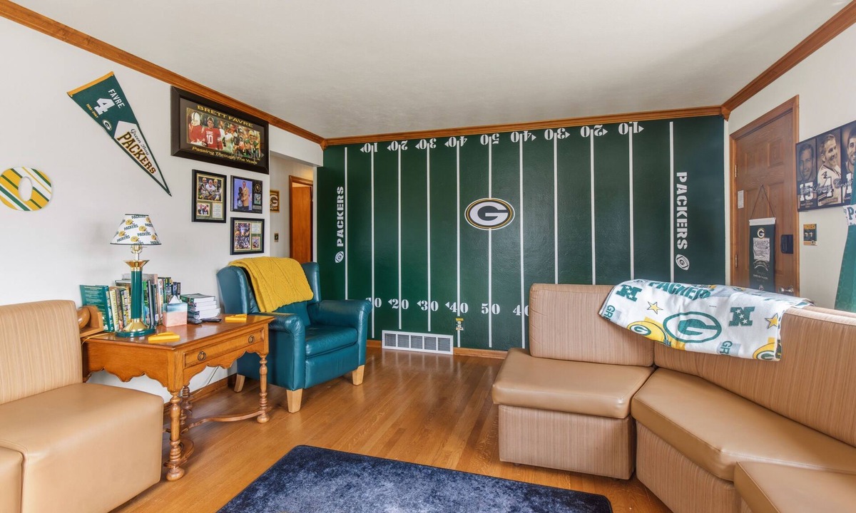 Green Bay House | View Stadium; Steps to Packer Game Titletown District Park; Tailgate Fun Family