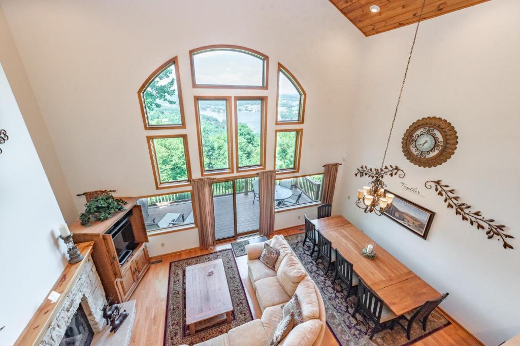 McHenry House | Villa Lago