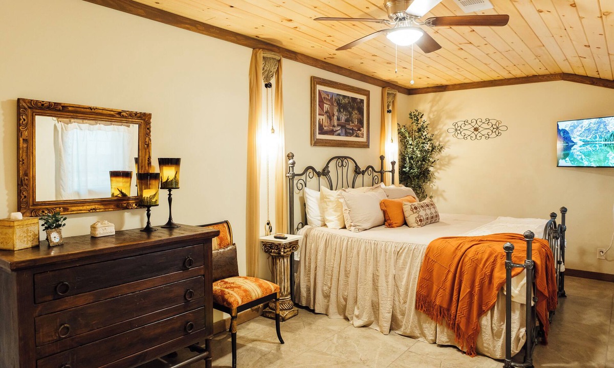 Dahlonega House | Villa Serena Tuscan Theme home with a HIDDEN lounge, fire pit, lawn games, creek