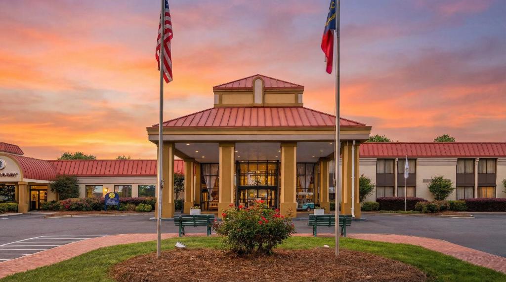 Clemmons Hotel | Village Inn Clemmons-Winston Salem, Trademark by Wyndham
