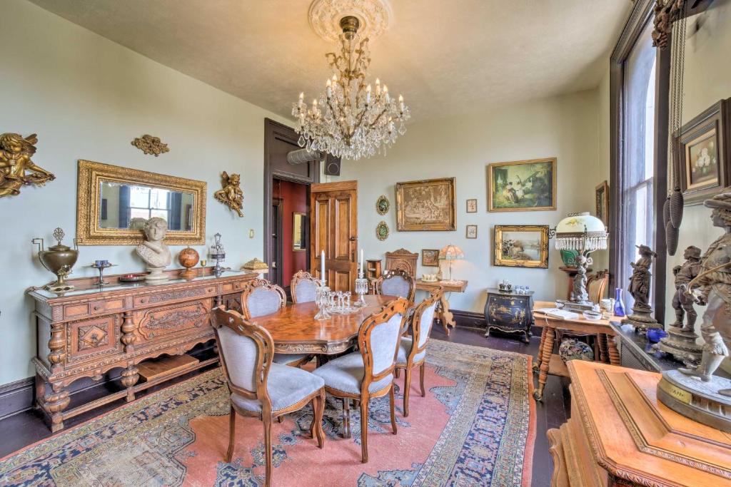 La Porte Apartment | Vintage Apartment in Historic Downtown La Porte