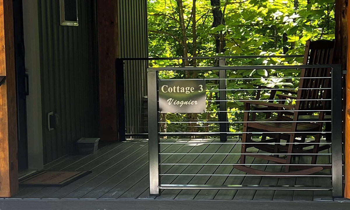 Thurmond Cottage | Viognier-Cottage near Jones von Drehle with Master Suite