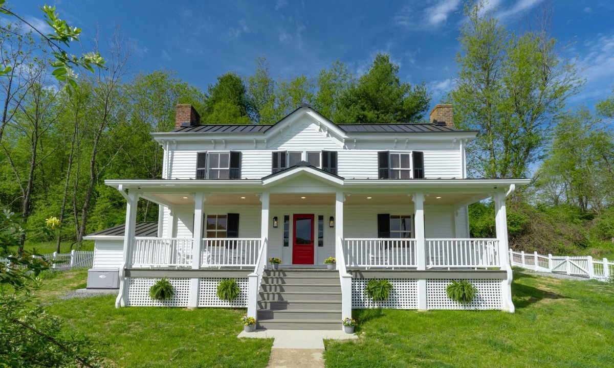 Simmonsville House | VIRGINIA TECH FAMILIES - 200 YEAR OLD FARMHOUSE